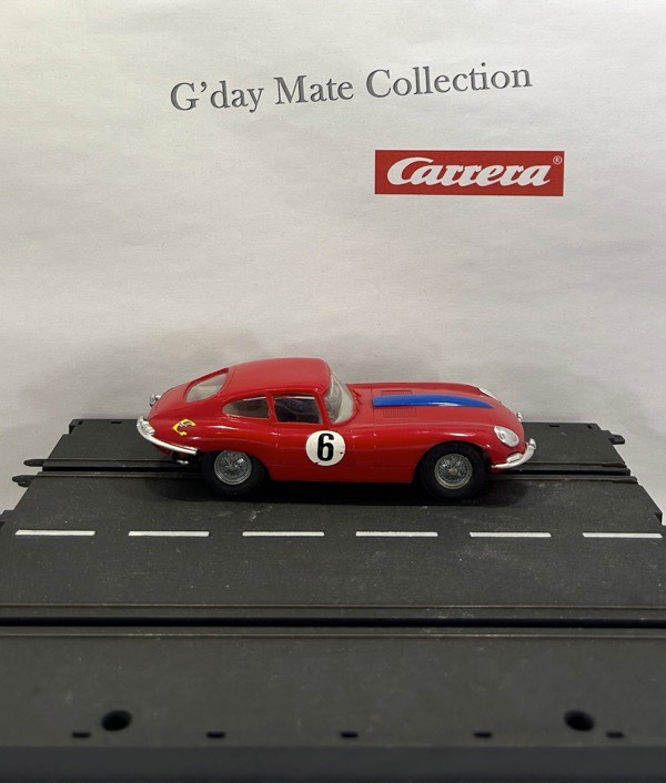 40416 Jaguar E - rot - blauer Streifen - Nr6 - F31 grau