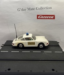 40429 Porsche 911 Polizei - weiss - grauer Fahrereinsatz 02 - ohne Licht - F15 chrom