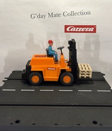 82510 Gabelhub Stapler - orange - Chassis mit Lüftungsgitter - Fahrerhelm rot - F40 orange