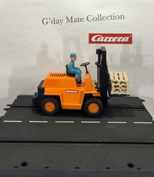 82510 Gabelhub Stapler - orange - Chassis mit Lüftungsgitter - Fahrerhelm blau - F40 orange